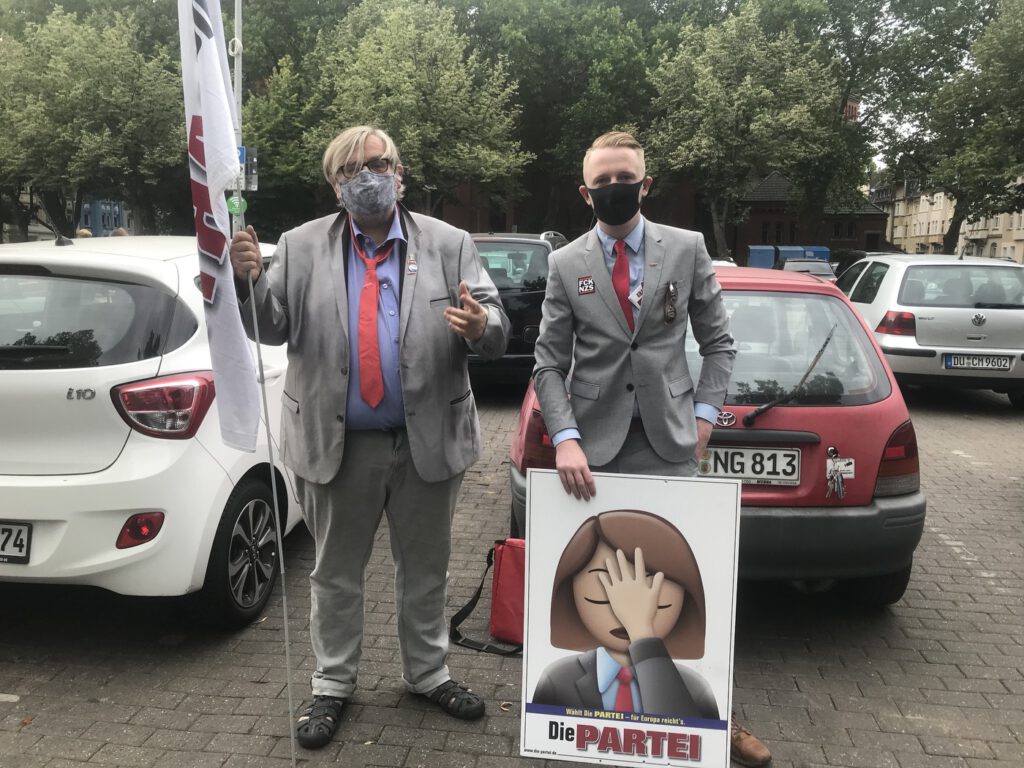 Spitzenkandidat Matthias-Maria Eidens (Links) und Direktkandidat Chris Fath in Duisburg-Wanheimerort; Foto: Peter Ansmann